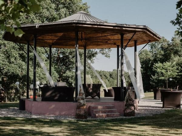 kiosque des Jardins de Colette décoré pour un mariage