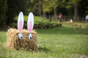 une botte de paille transformée en lapin pour Pâques aux Jardins de Colette