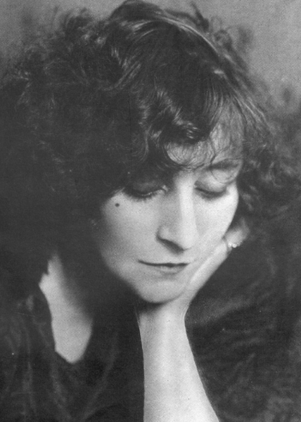 Colette ©centredétudesColette Photo en noire et blanc de Colette pensive et maquillée d'une mouche sur le visage