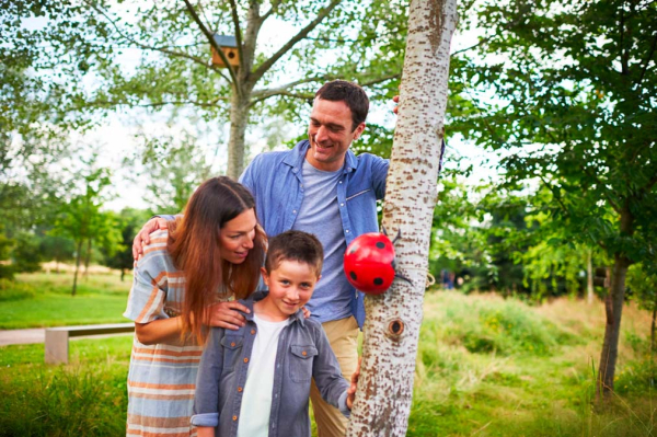 une famille pose dans le jardin de Franche-Comté des Jardins de Colette