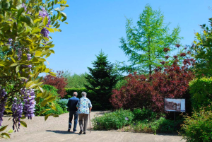 un couple de retraités se promène dans le jardin de Bourgogne des Jardins de Colette
