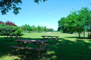 photo de l'aire de pique-nique des Jardins de Colette en Corrèze