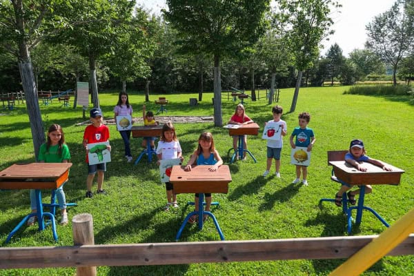 une classe d'enfant dans la cour d'école des Jardins de colette