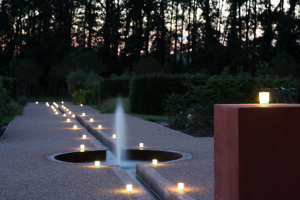 bougies sur la fontaine aux Jardins de Colette
