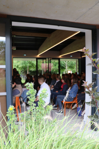 vue sur une assemblée en séminaire entreprise aux Jardins de Colette
