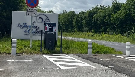 borne de recharge pour voiture électrique située devant les jardins de Colette à Varetz