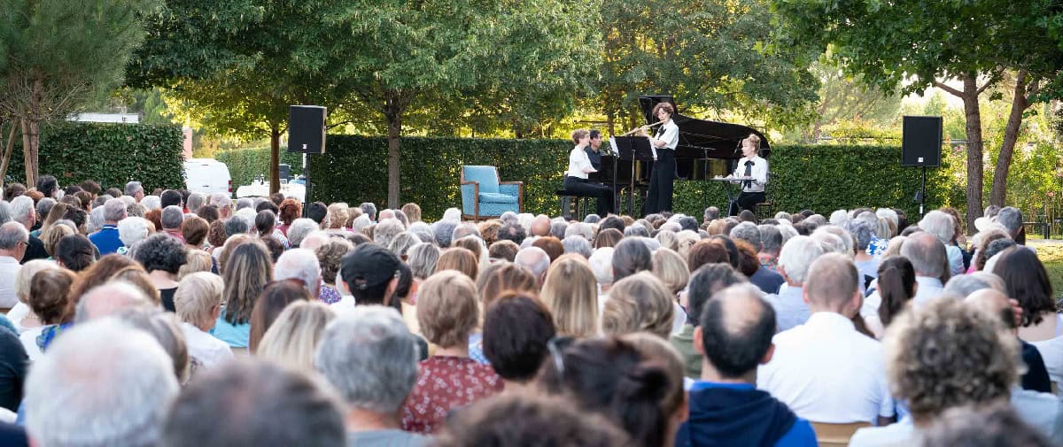 Spectateurs au spectacle du festival de la Vézère délocalisé aux Jardins de Colette