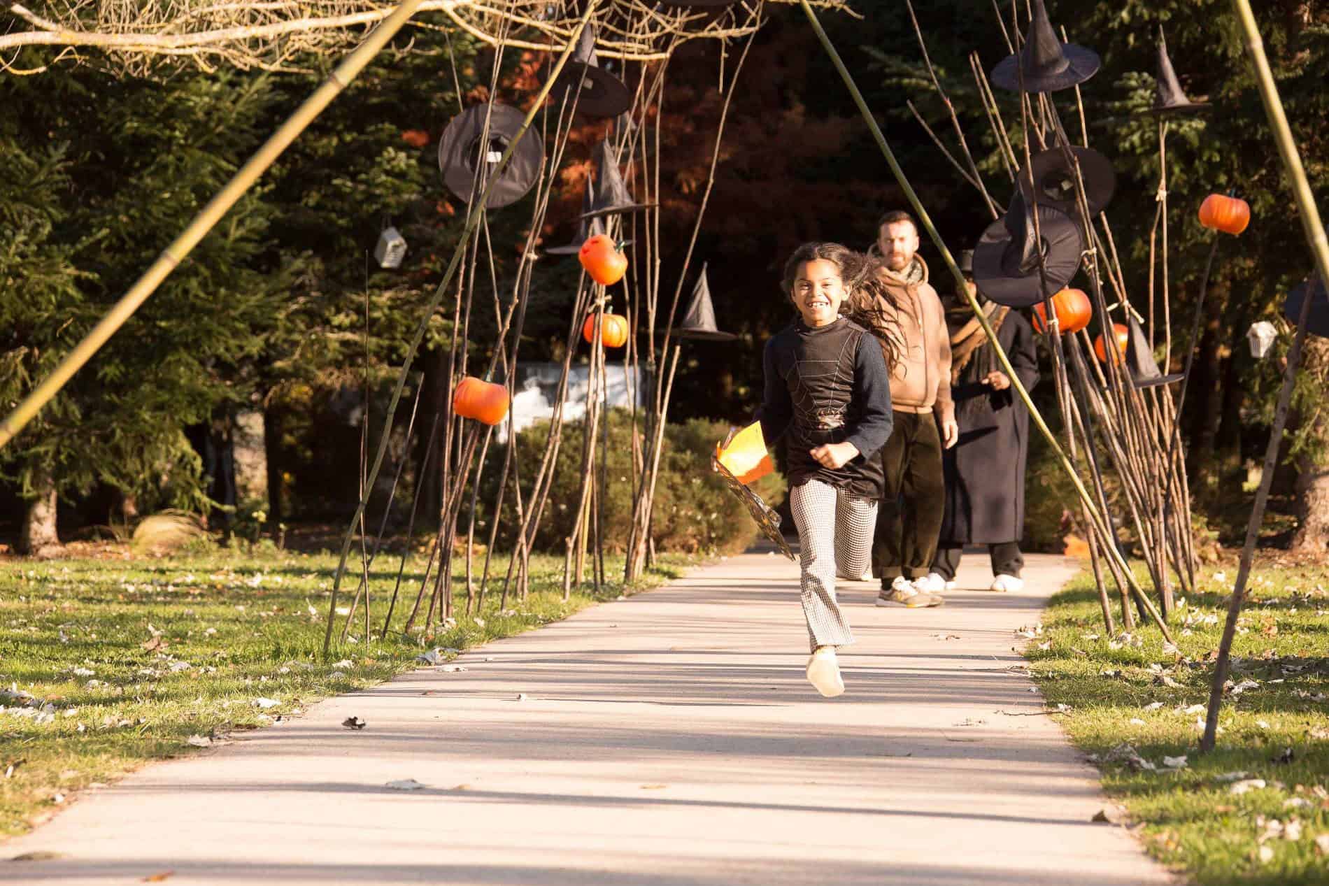Enfants s'amusant lors des animations d'Halloween aux Jardins de Colette