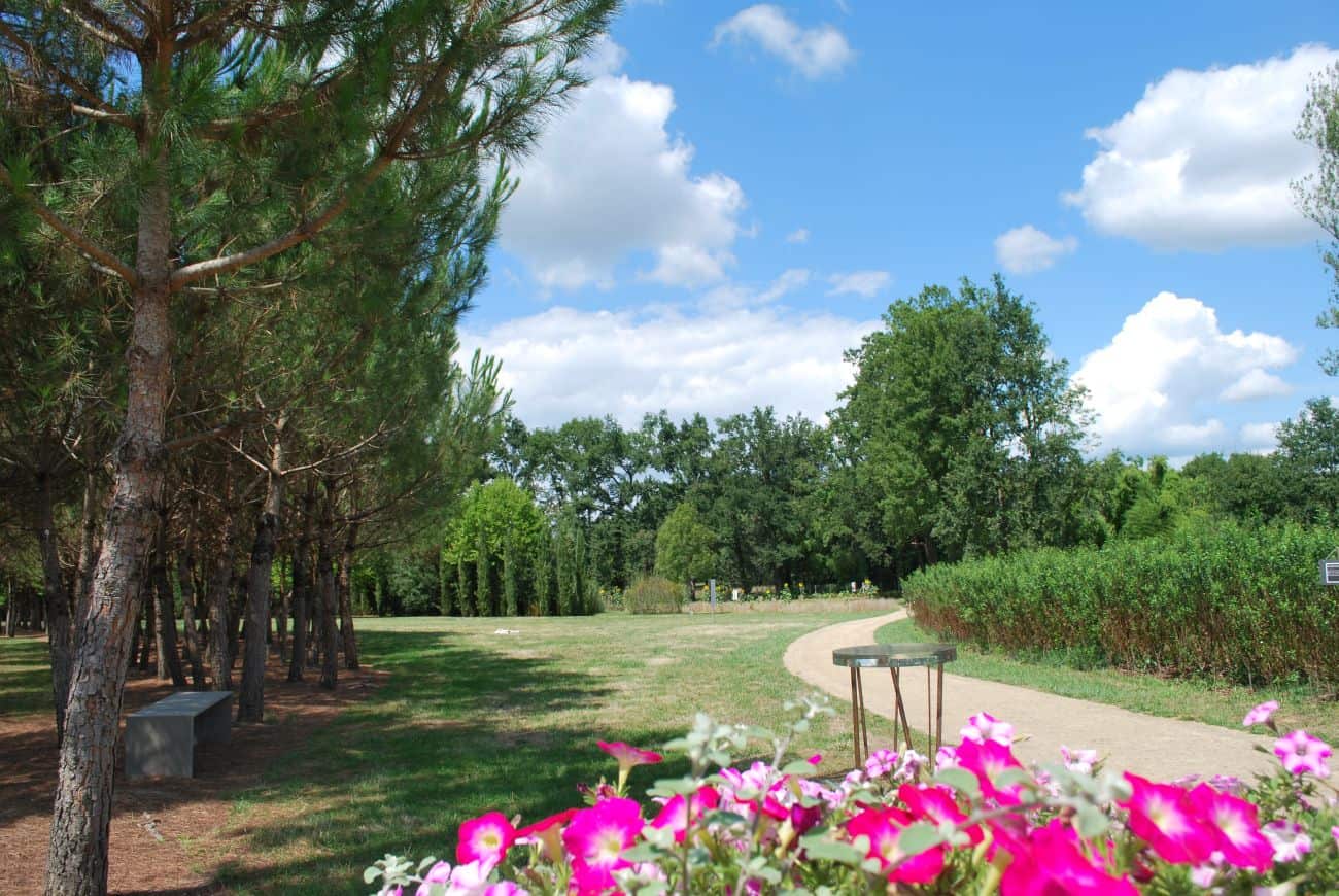 Vue sur l'entrée des Jardins de Corrèze