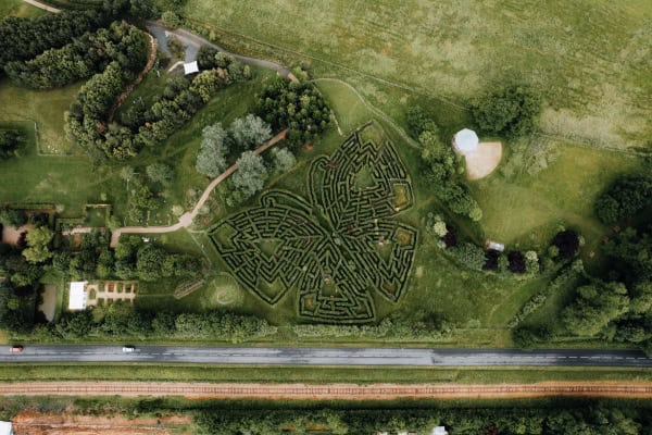 Le labyrinthe de 5000 m² avec sa forme de papillon vu du ciel par un drone